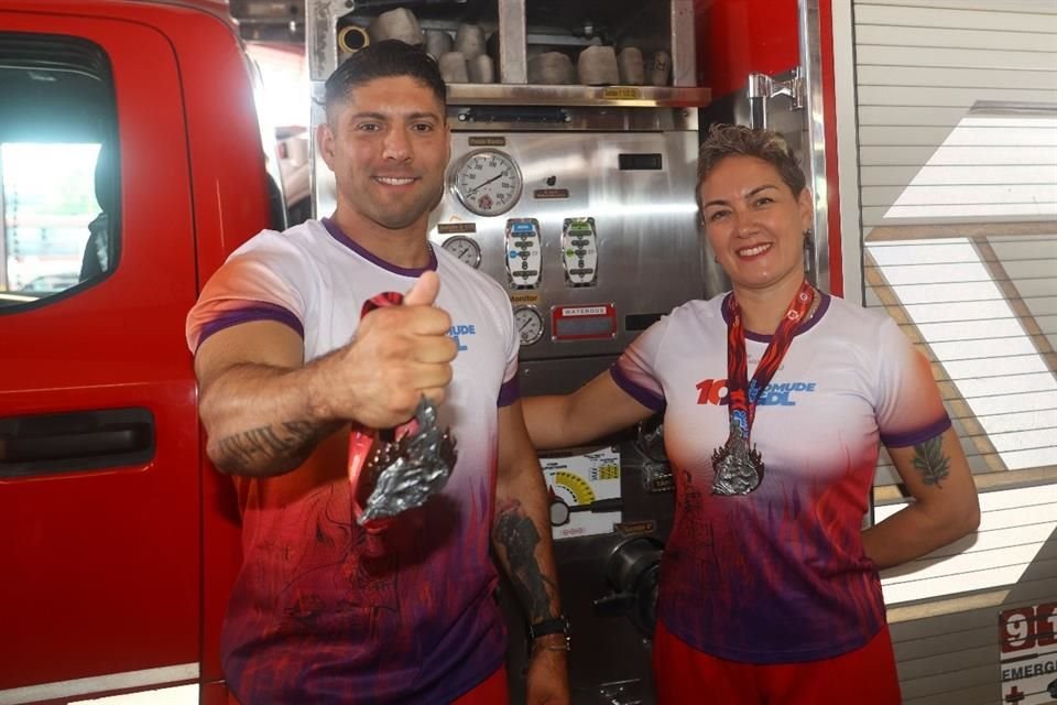 Con un diseño de Salvador Santana, se presentó la medalla y también la playera  para el 10K internacional Guadalajara y Bomberos 2024.