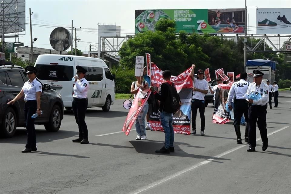 Durante unos minutos bloquearon Carretera a Chapala, cerca de su cruce con Periférico Sur, a la altura de la Colonia La Duraznera.