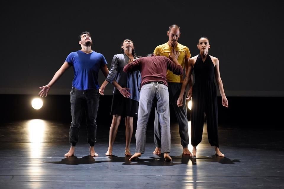 El bailarín y coreógrafo Rafael Carlín y su compañía subieron al escenario para celebrar en movimiento.