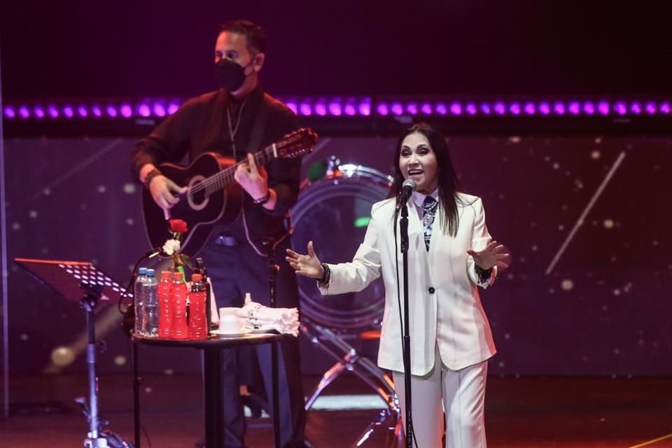 Ana Gabriel logró conectar con los tapatíos, a quienes llevó por todas las emociones con sus temas.