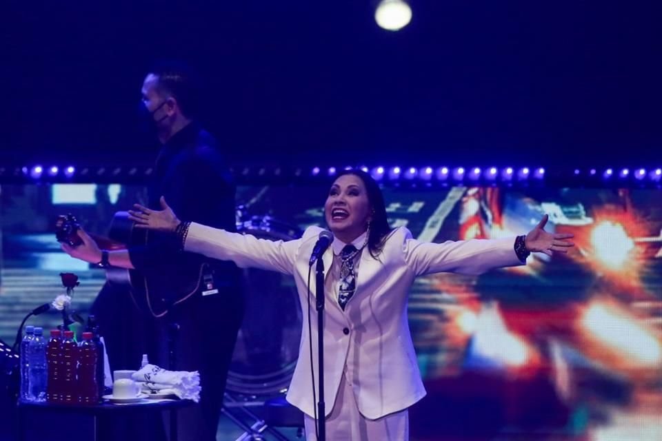 Con una producción modesta, la sinaloense se presentó en el primero de tres conciertos en GDL.