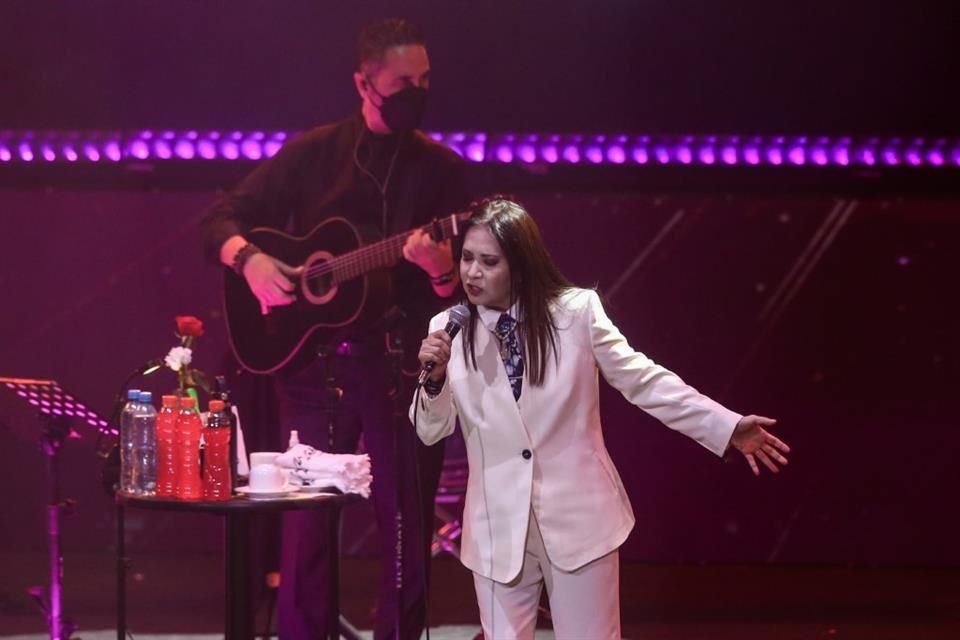 Ana Gabriel alborota a los tapatíos con su voz y sus canciones en el Auditorio Telmex, festejando 50 años de trayectoria musical.