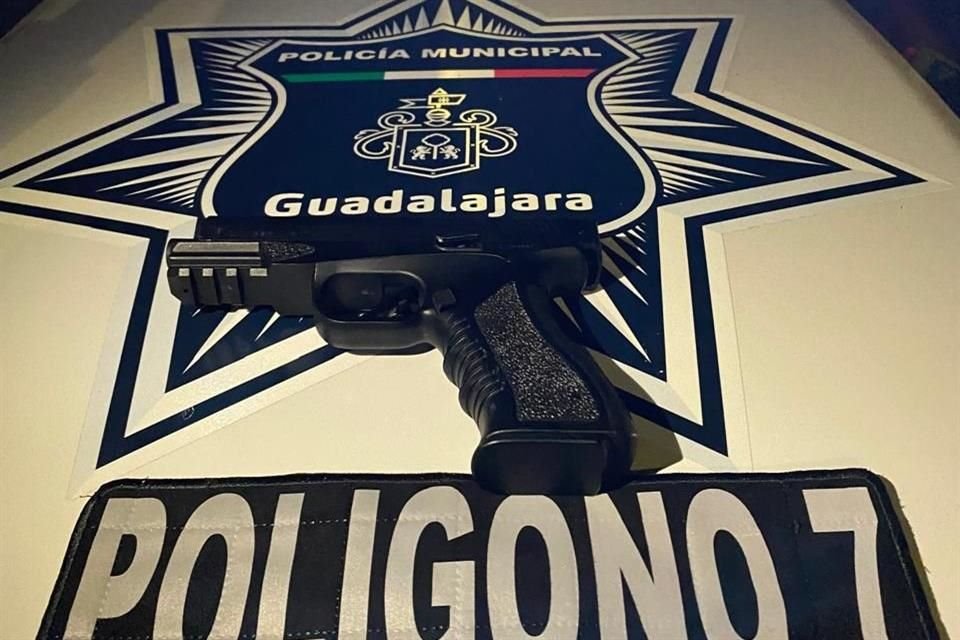 Uno de los sospechosos logró escapar, pues los policías solo pudieron detener al otro y le aseguraron un arma de utilería.