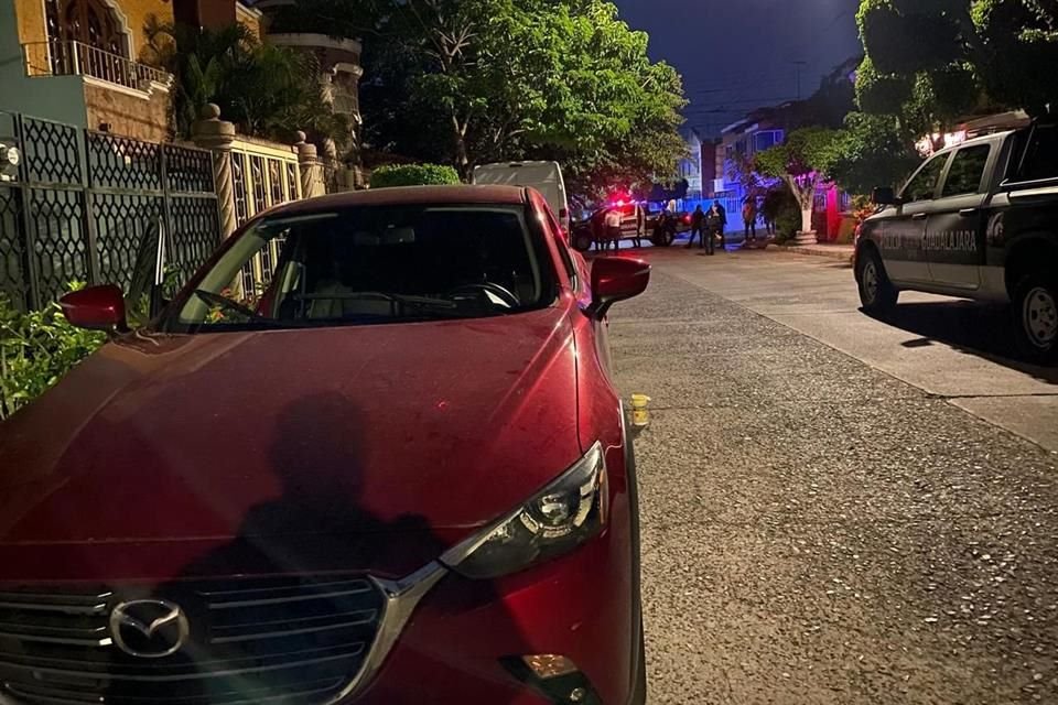 El individuo les señaló una camioneta Mazda CX3 roja que acababa de retirarse de una tienda de conveniencia e indicó que se la acababan de robar con violencia.