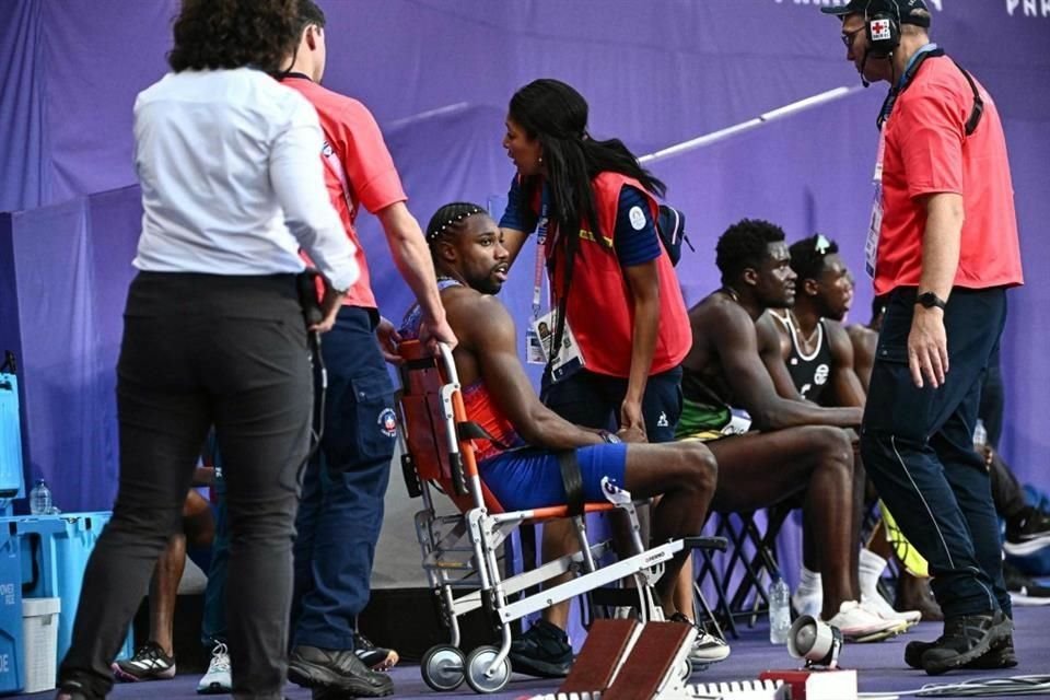 Lyles tuvo que ser retirado de la pista en una silla de ruedas luego de la competencia de los 200 metros y después se confirmó que había dado positivo por Covid-19 dos días antes de la prueba, pero decidió concursar.