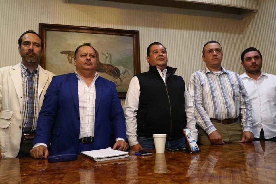 Integrantes de la Asociación Estatal de Empresarios de Transporte Público realizaron durante rueda de prensa.