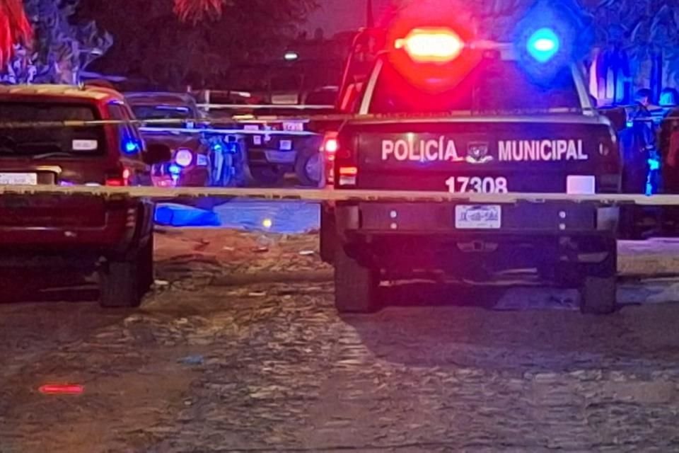 En la calle murió un hombre de 25 años y un joven de 17 con varias heridas de bala.