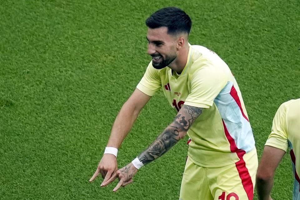 Alex Baena hizo el tercer gol ibérico en París con un tiro libre que dejó sin chance al guardameta francés.