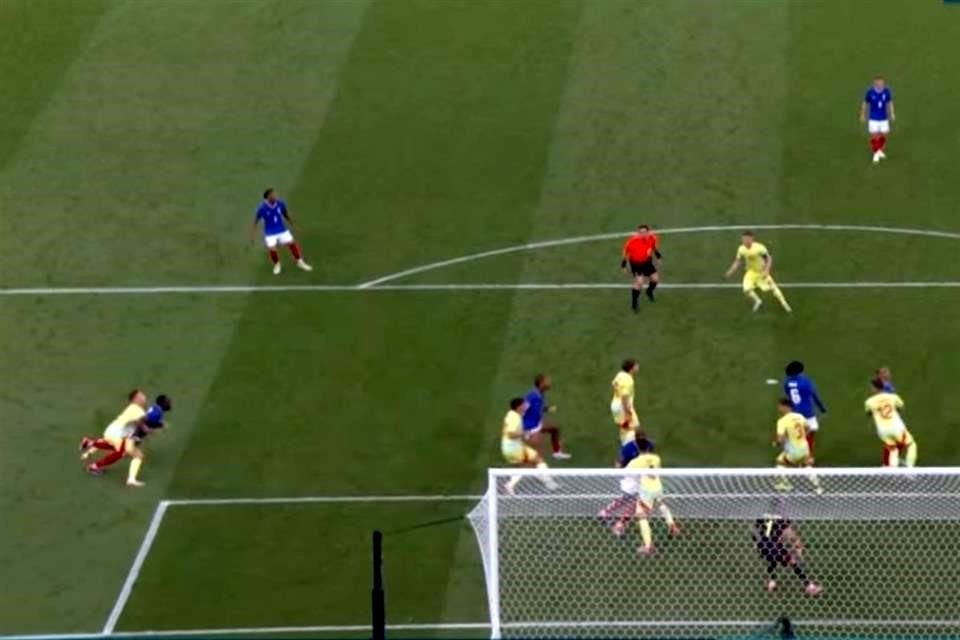 En el tiempo agregado, Benat Turrientes cometió este penalti que fue convalidado por el VAR y le abrió la puerta a Jean-Philippe Mateta para mandar el juego a tiempo extra.