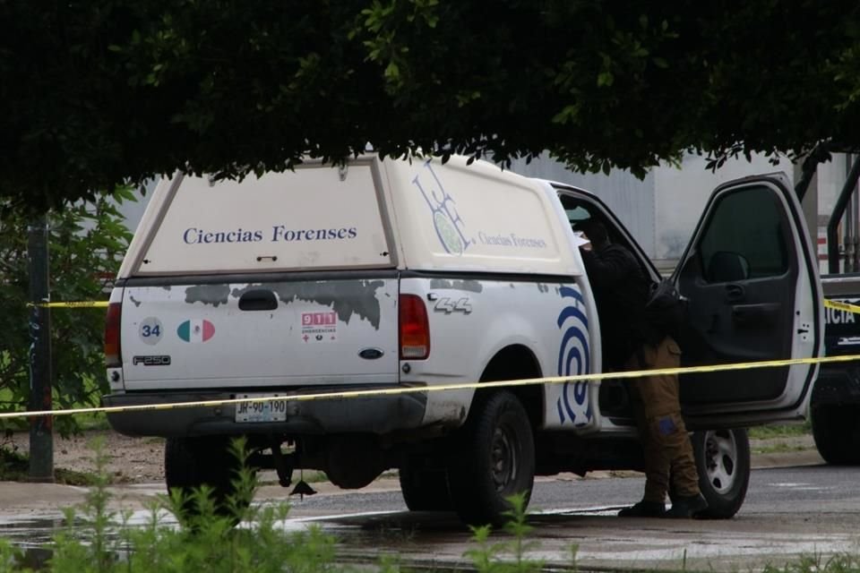 Los peritos del Instituto Jalisciense de Ciencias Forenses recogieron indicios.