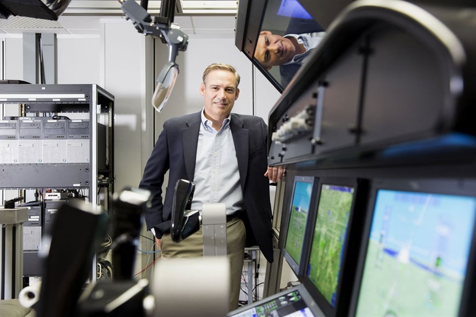 Robert Ortberg en las instalaciones de producción de Rockwell Collins en Manchester, Iowa, en 2016.