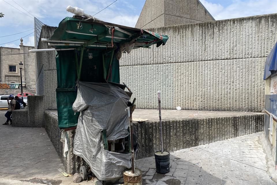 Esta añeja silla para lustrar calzado, pertenecía a Don José, un hombre de unos 65 años que falleció esperando un carrito nuevo prometido por el Ayuntamiento de Guadalajara.