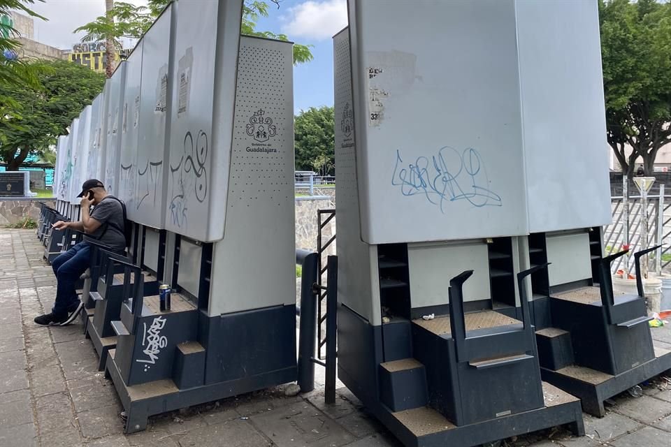 En la Plaza Mercado San Juan de Dios, lucen grafiteados y sucios los 15 carritos que el Ayuntamiento de Guadalajara no ha entregado a boleros de esa zona