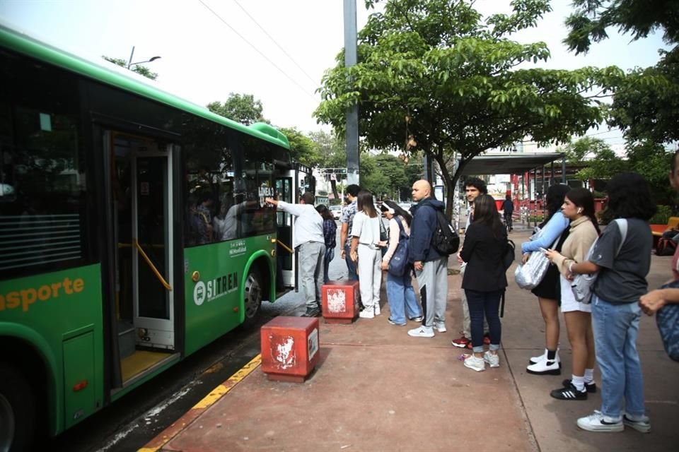 Adriana Olivares, académica de UdeG señala que alza a tarifa de transporte público no podría implementarse sin estudios que lo justifiquen.