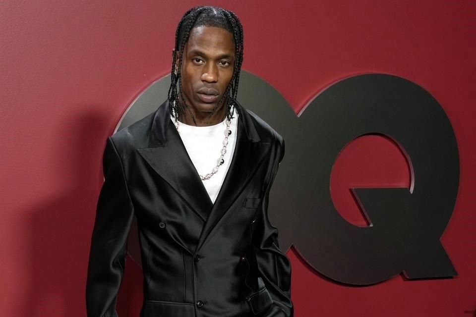 El rapero Travis Scott posa en la fiesta Hombres del año de GQ en Bar Marmont.