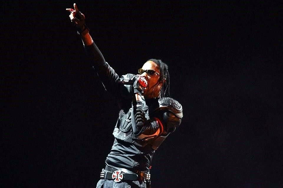 Travis Scott actúa durante la gira 'Circus Maximus' en Inglewood, California.