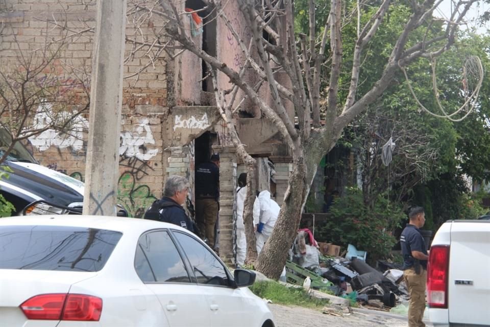 Dentro de una vivienda donde hubo un incendio hace tiempo, fueron hallados dos cadáveres, en la Colonia Francisco I. Madero, en Tlaquepaque.