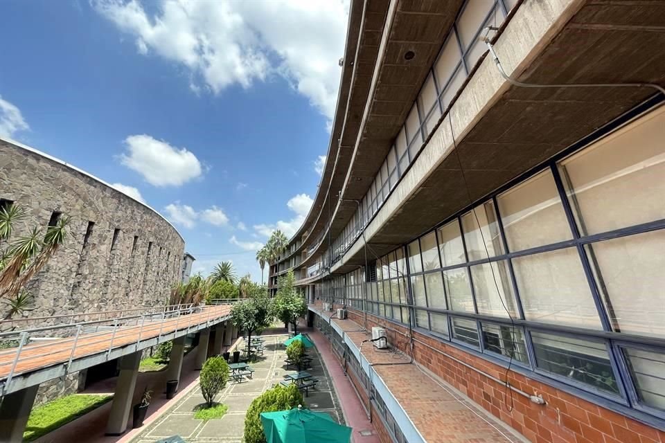 Así luce actualmente el CUGDL, antes CUCSH, en La Normal, de la autoría de Salvador De Alba Martín.