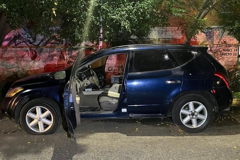 Dentro del vehículo, con placas de circulación de Michoacán, había 25 armas largas, tipo escopeta, aparentemente hechizas también, las cuales fueron aseguradas.