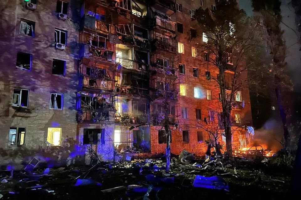 Un incendio en un edificio residencial en Rusia tras un ataque con misiles.