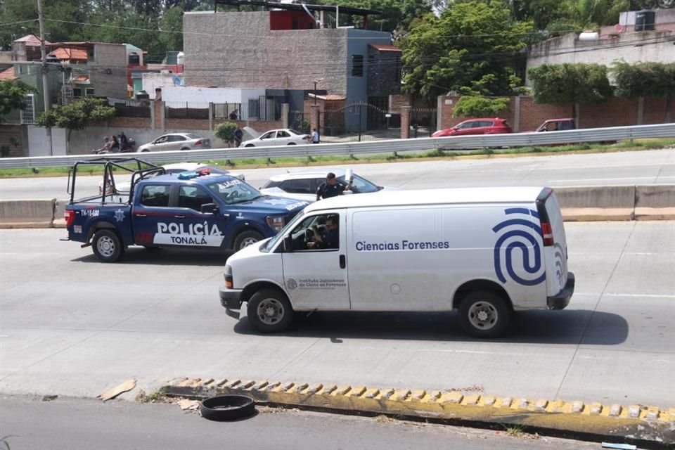 Los restos fueron trasladados hacia las instalaciones del Instituto Jalisciense de Ciencias Forenses.