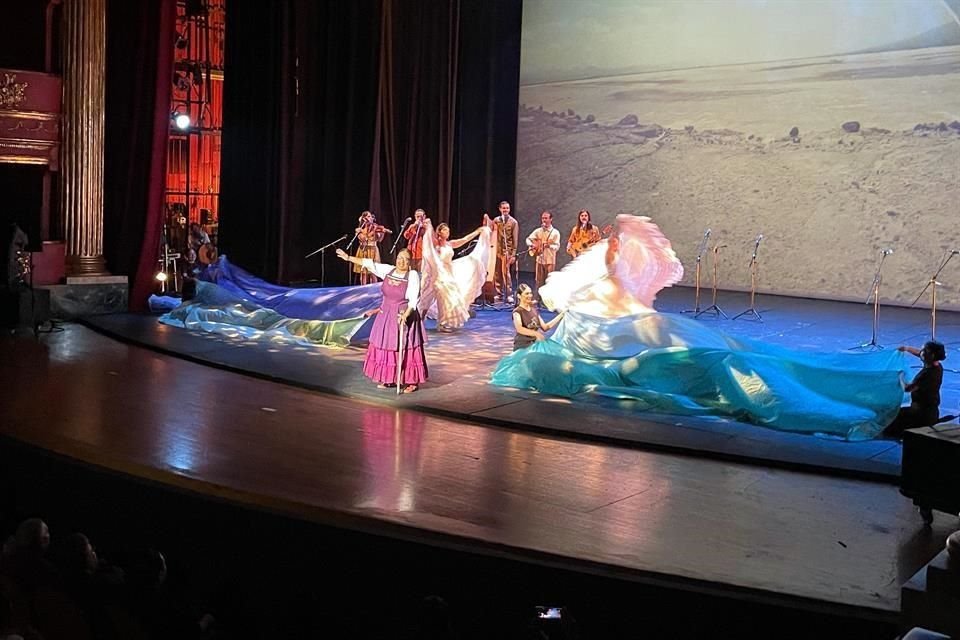 Aspectos de EnTren al Fandango, puesta en escena que se encargó de abrir el Encuentro Nacional de Mariachi Tradicional en el Teatro Degollado.