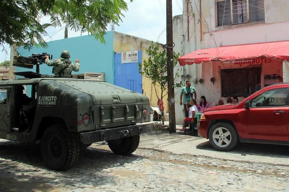 En la Colonia El Vergel, en Tlaquepaque, hubo presencia de diferentes corporaciones tras el multihomicidio del viernes.