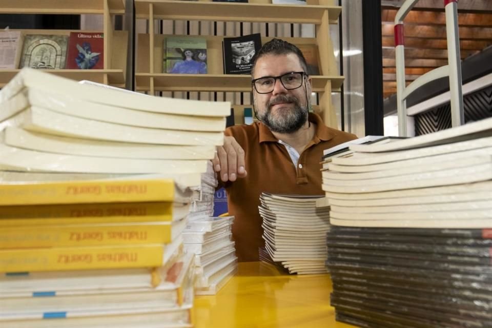 Víctor César Villalobos ha publicado ya varios libros, este último es un compendio de poesía.