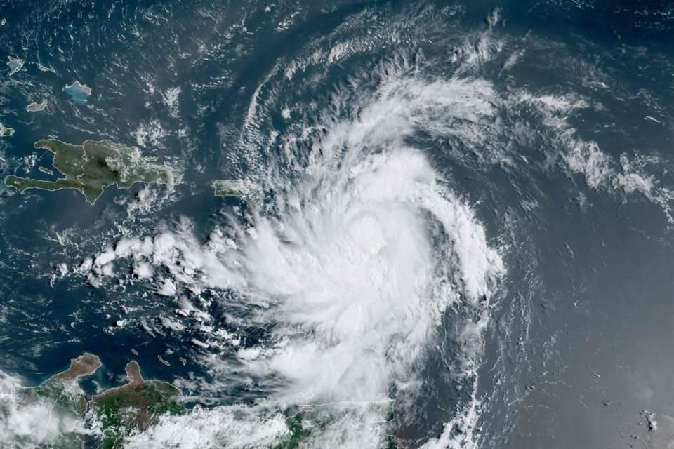 La tormenta tropical 'Ernesto' avanza hacia Puerto Rico este 13 de agosto.