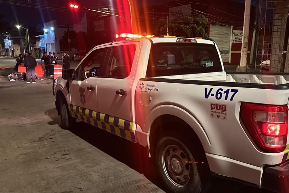 La víctima y una menor de 14 estaban en una motocicleta cuando fueron impactados por una camioneta en la esquina de la Avenida 5 de Febrero y la Calle Nicolás Bravo, en la Colonia Las Conchas.