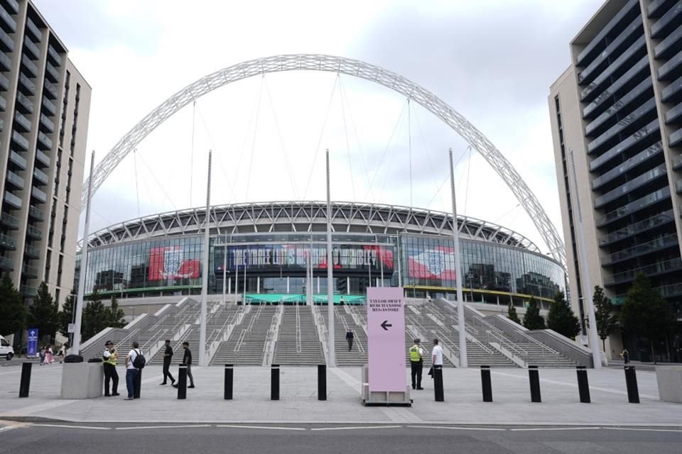 Las autoridades prohibieron a personas sin boleto congregarse afuera del estadio Wembley.
