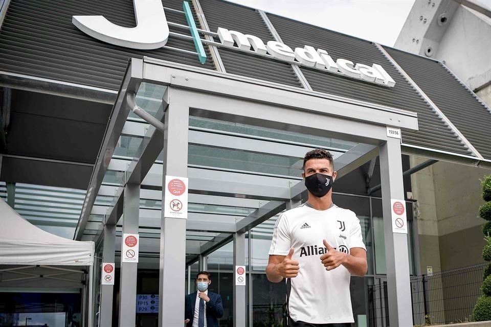 Cristiano Ronaldo se presentó al reconocimiento médico.