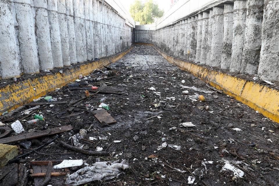 El paso a desnivel de Mariano Otero y Periférico estuvo cerrado por la mañana ante la acumulación de basura derivada del arrastre tras las tormentas del fin de semana.