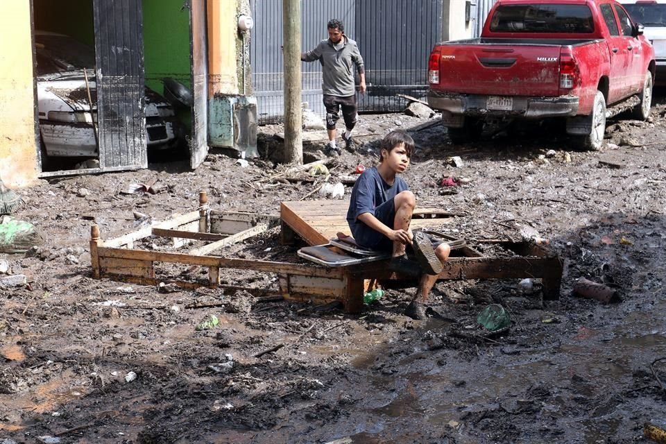 Afectaciones por la inundación en la calle Costa Chica de la colonia Miramar.