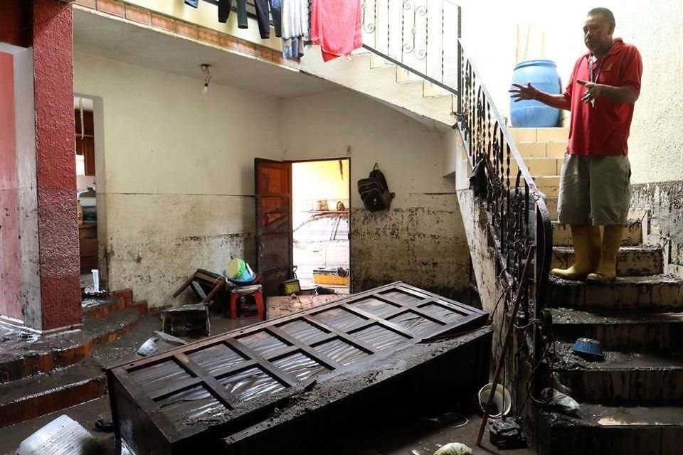 La fuerza del agua dejó revueltas las pertenencias de vecinos de la calle Costa Chica en la Colonia Miramar.