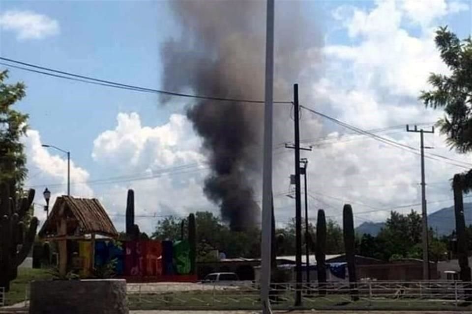 Un comando armado incendió al menos tres viviendas en el Municipio de Ímuris, en Sonora; autoridades mantienen operativo en la zona.