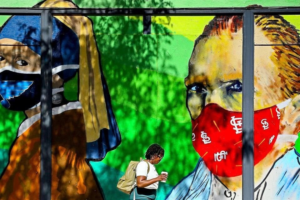 Con murales y campañas buscan alentar el uso de cubrebocas en el centro de St. Louis, en EU.
