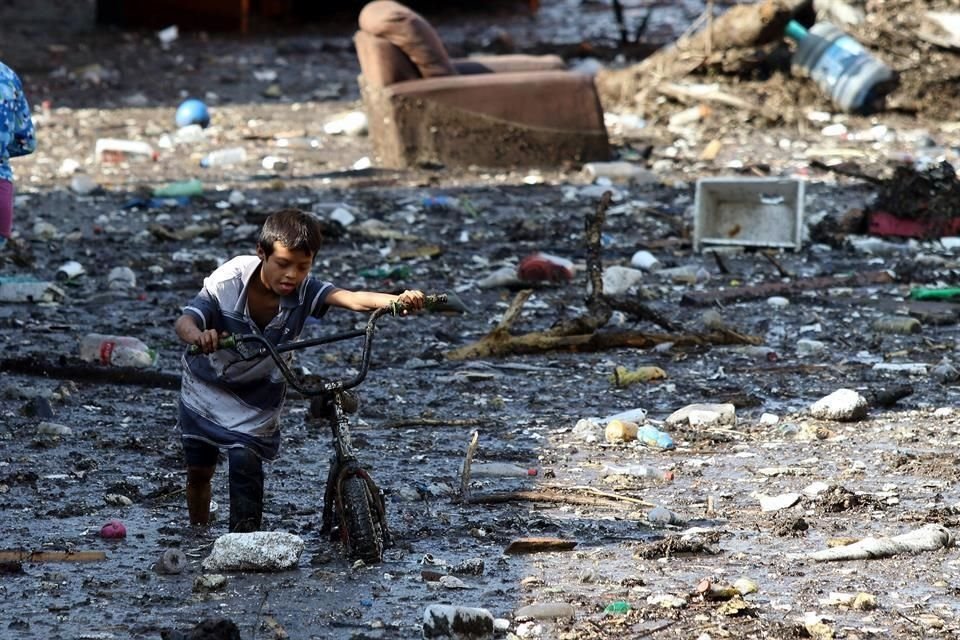 Tras desbordarse el arroyo, las calles en Arenales Tapatíos quedaron inundadas y llenas de lodo.