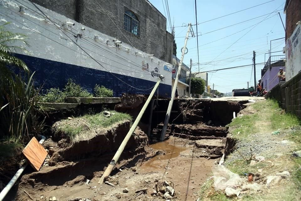 El desbordamiento del arroyo afectó a 24 colonias.