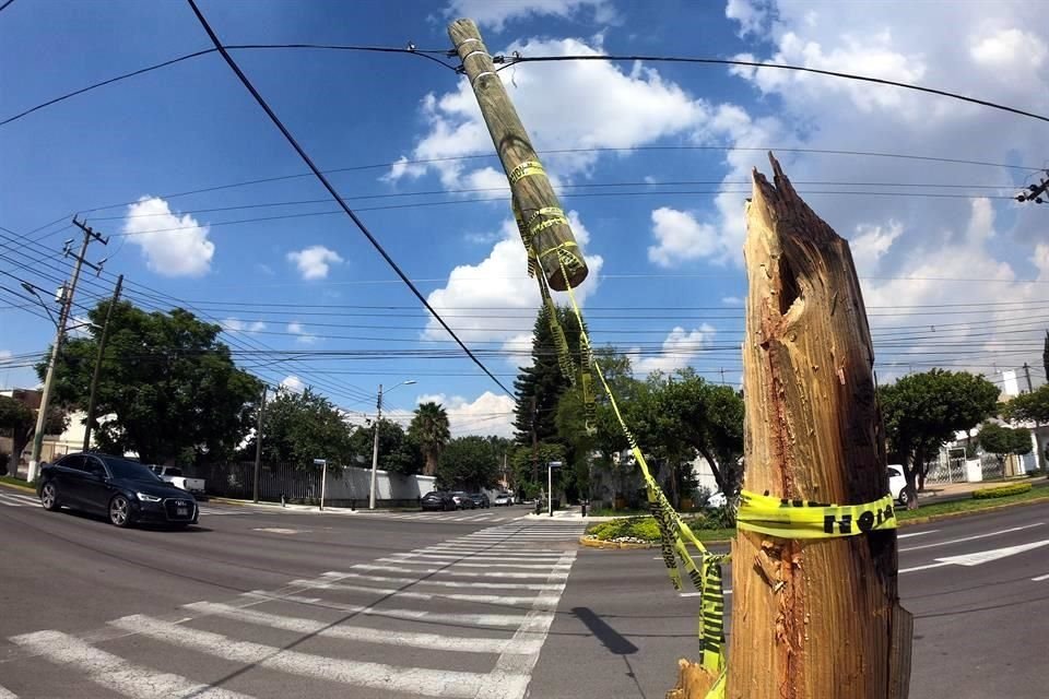 En el cruce de Cuitláhuac y Moctezuma un poste de madera se rompió y una parte quedó suspendida.