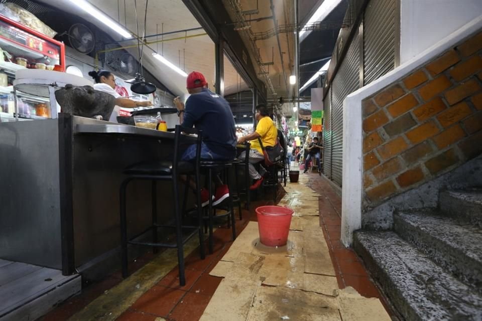 Locales del Mercado San Juan de Dios tienen goteras por fuga de agua. Según locatarios el problema ya tiene días.