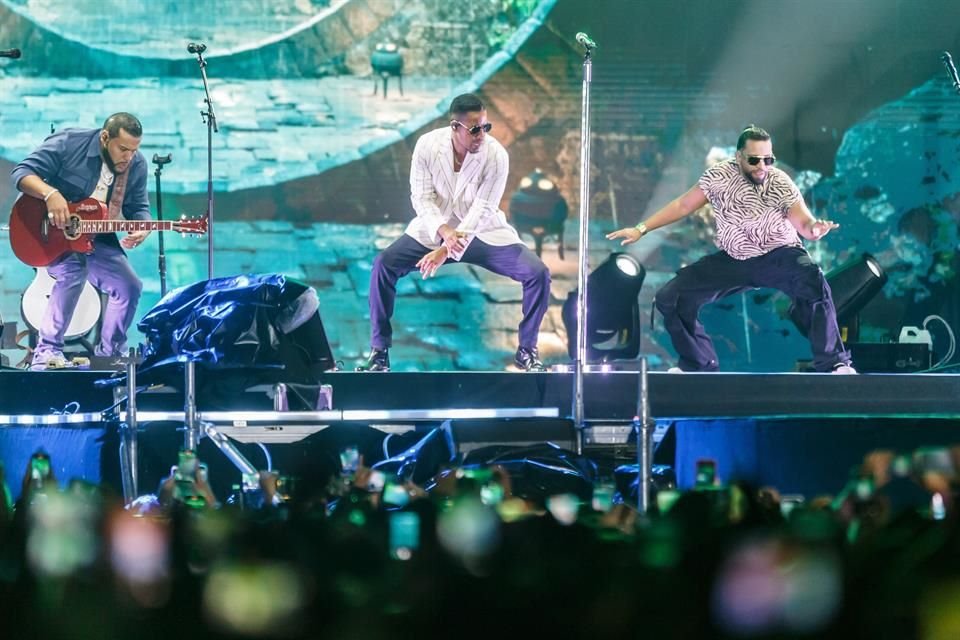 La tormenta que cayó este miércoles en Guadalajara no pudo detener el concierto de Aventura en el Estadio Akron.