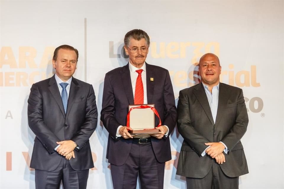 Miguel Ángel Domínguez (centro), presidente del CRT, recibió del presidente de la Cámara de Comercio, Javier Arroyo (izq.), la Medalla de Honor. Los acompaña el Gobernador Enrique Alfaro.