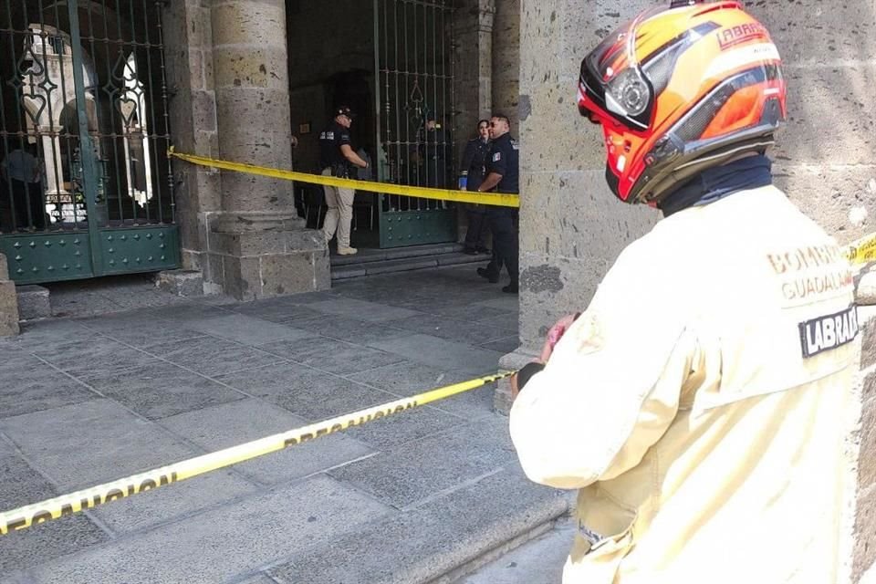 Como medida de prevención, se activó la alarma contra incendios del Palacio Municipal, por lo que se procedió a la evacuación del edificio.