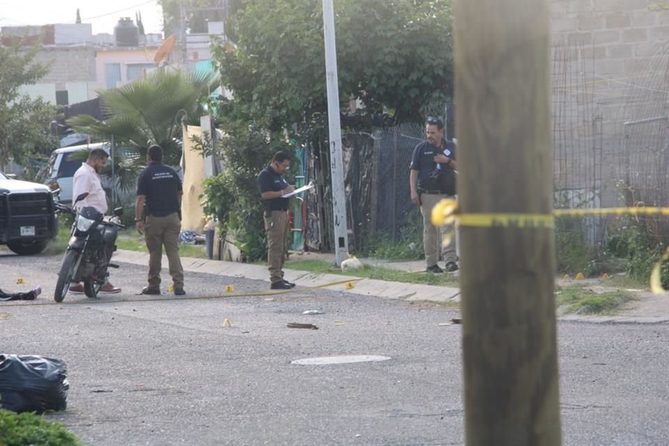 Dos habitantes de la etapa 13 del Fraccionamiento Chulavista, en Tlajomulco, fueron asesinados a balazos, por dos sujetos que huyeron en motocicleta.