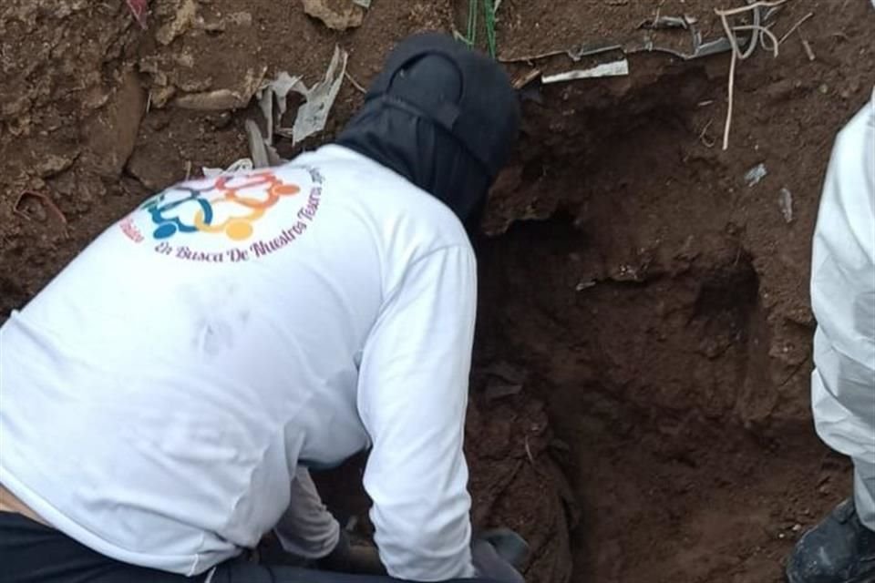 Las labores de búsqueda en la fosa localizada en la Colonia Paraísos del Colli, en Zapopan, terminaron con el hallazgo de 50 bolsas, presuntamente, con restos humanos y tres cadáveres.