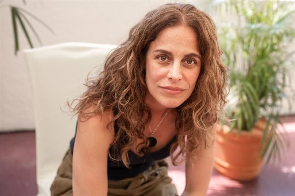 a autora y periodista argentina Gisela Antonuccio se interesa en escribir sobre los vínculos familiares.