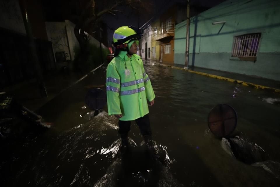 La lluvia registrada durante la madrugada de hoy, provocó que el agua alcanzara los 20, 30 y 40 cm en zonas de Zapopan y Tlaquepaque.