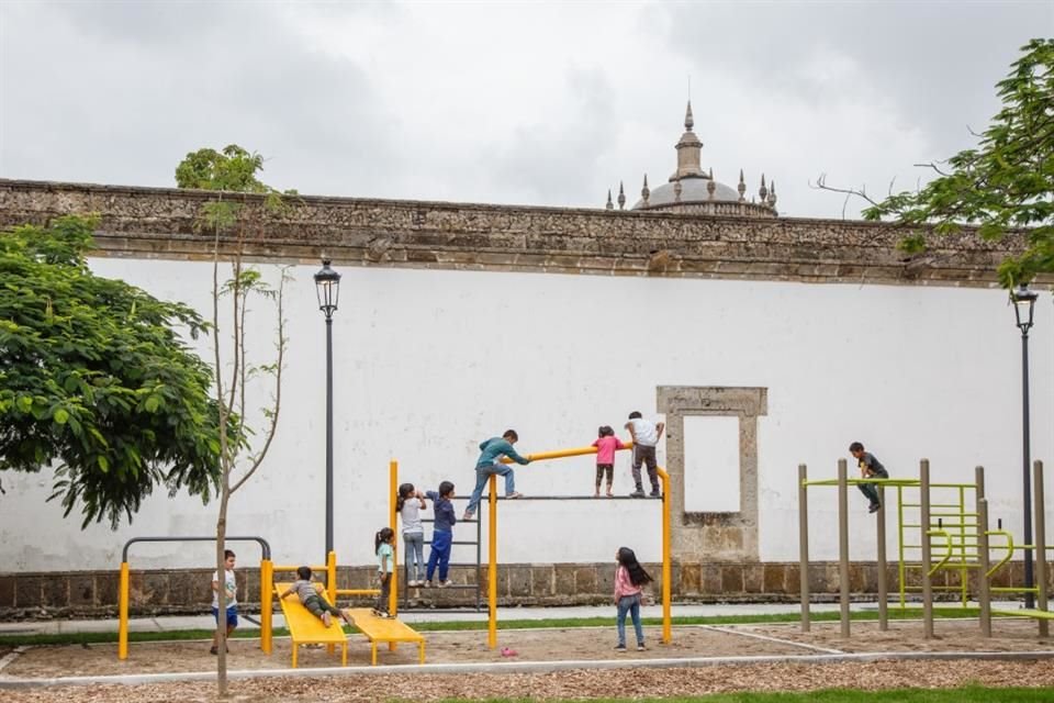 El Jardín Cabañas cuenta con una área de juegos infantiles.