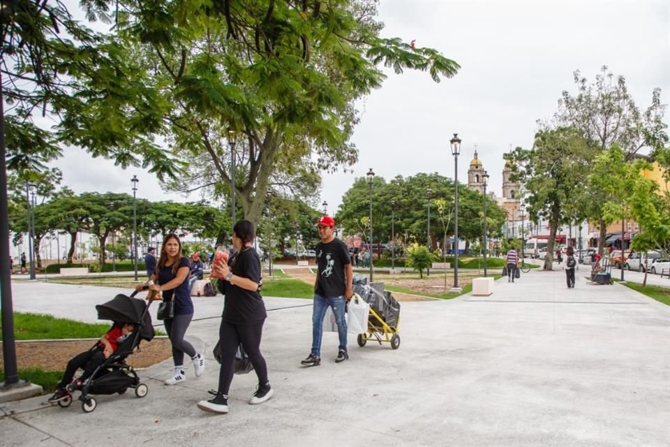 Familias disfrutan del nuevo aspecto del Jardín.